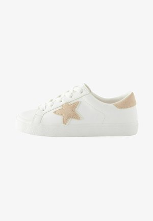 Witte leren sneaker met een gestructureerde rubberen zool, voorzien van een tan gekleurde suede steraccent en bijpassende hieltab, ronde neus en vetersluiting.
