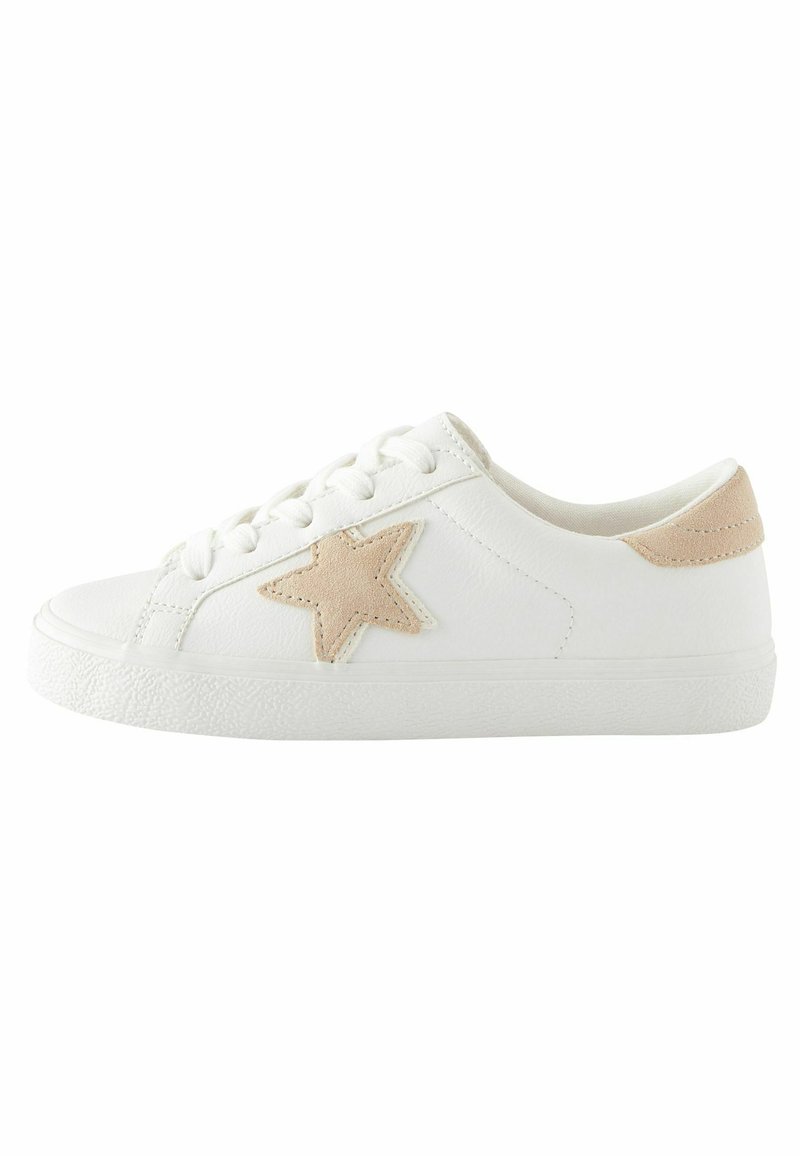 Sneaker bianca in pelle con suola in gomma teksturizzata, dotata di un accento a stella in suede color beige e di un tallone coordinato. Ha punta rotonda e chiusura con lacci.