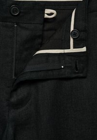 Mango Chino hlače - black