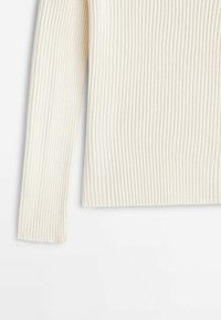 Ribbed top z długim rękawem w off-white. Charakteryzuje się dopasowanym krojem oraz miękką teksturą z subtelnymi pionowymi liniami na całej powierzchni.