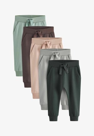 Cinq paires de pantalons style jogger de couleurs variées : vert menthe, marron foncé, rose clair, gris et vert foncé. Chacun est doté d'une taille élastique et de poches.