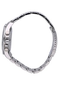 Orologio in acciaio inox con cassa rettangolare, bracciale in metallo argentato, due pulsanti e una corona con texture. Quadrante chiaro con segni ben visibili.