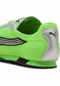 Chaussure de course en mesh vert néon avec capuchon de talon argenté, logo Puma noir, bande latérale noire et grise, et semelle verte avec accents noirs.
