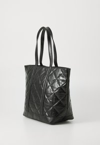Geantă tote neagră din piele matlasată. Prezintă mânere duale și o formă structurată, cu o textură netedă și un luciu subtil.