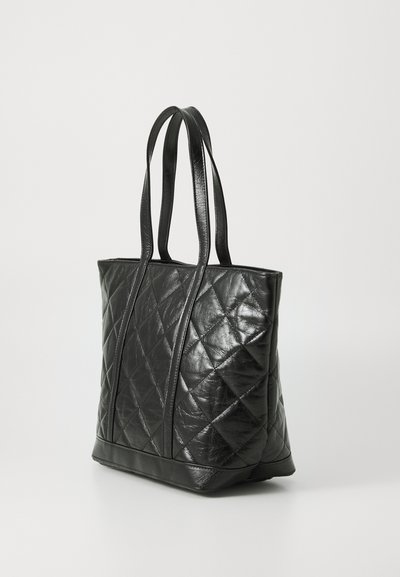 Sac fourre-tout noir en cuir matelassé. Doté de poignées doubles et d'une forme structurée, avec une texture lisse et un éclat subtil.