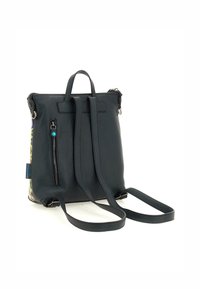 Zaino in pelle nera con superficie texture, doppie cinghie, tasche con zip e pannello laterale colorato con motivo floreale.