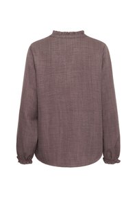 Blouse à manches longues en tissu mauve atténué avec une finition texturée. Présente un col à volants et des poignets froncés pour un détail sur mesure.