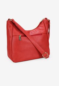 Bolso de hombro de cuero rojo con una textura suave, herrajes dorados y un bolsillo frontal con cremallera. Cuenta con una correa larga y ajustable para mayor comodidad.