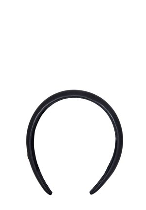 Un elastico nero e liscio esposto su uno sfondo semplice, caratterizzato da una forma arrotondata con una leggera lucentezza e una fodera interna testurizzata.