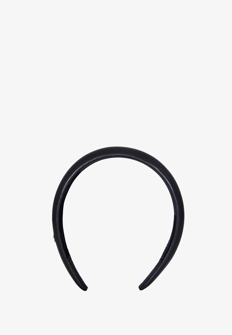 Un bandeau noir et lisse présenté sur un fond uni, arborant une forme arrondie avec un éclat subtil et un revêtement intérieur texturé.