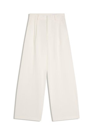 Pantaloni crema a gamba larga e vita alta con pince frontali, passanti per cintura e tasche laterali, mostrati distesi su sfondo bianco.