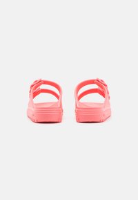 Armani Exchange Muiltjes - watermelon