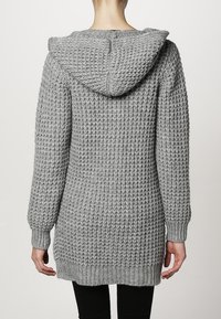 Cardigan grigio a maglia con cappuccio, caratterizzato da un design testurizzato, maniche lunghe e orlo che arriva oltre i fianchi.