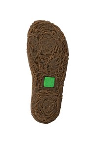 Suela de zapato de goma marrón con un patrón texturizado que asemeja ramas, con un pequeño logo de rana verde en el centro.