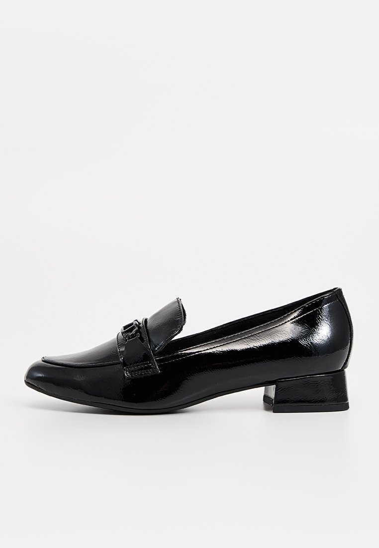 Schwarze Lackleder-L loafers mit niedrigem Blockabsatz, abgerundetem Zehenbereich und einem dekorativen Akzent auf der Vorderseite. Glatte Textur.