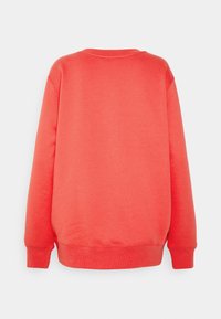 Jasnoróżowy sweatshirt, miękka mieszanka bawełny, okrągły dekolt, długie rękawy, ściągacze u rękawów i u dołu, gładka faktura, brak widocznych logo.