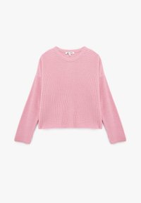 Maglione cropped rosa con maniche lunghe, texture a costine, scollatura rotonda e vestibilità morbida. Design minimalista, senza hardware o motivi visibili.