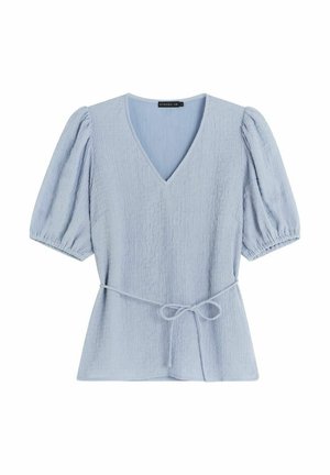 Lyseblå peplum-top med dyb V-udskæring, pufærmer, tekstureret stof og bindebånd i taljen. Har en glat indvendig foring.
