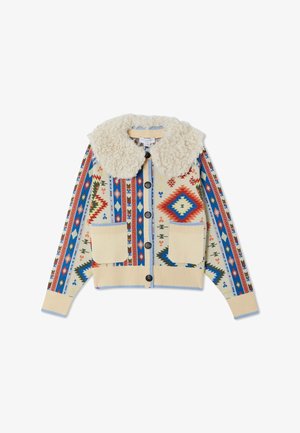 Cardigan boutonné avec motifs géométriques multicolores, deux poches avant, poignets et ourlet côtelés, et un grand col texturé crème.