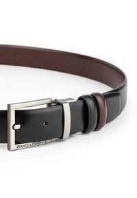 Czarny skórzany pasek z brązowym akcentem, wyposażony w srebrną metalową klamrę i teksturowane wykończenie. Nazwa marki "Pako Lorente" wytłoczona na klamrze.