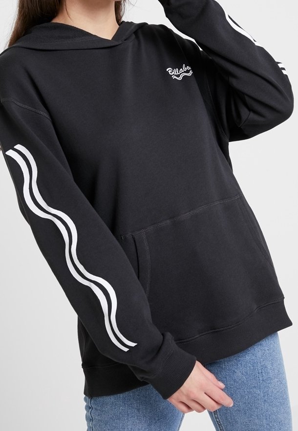 Sudadera negra con capucha y diseño de olas blancas en las mangas, bolsillo frontal y puños de canalé. Tejido suave con un ajuste casual.
