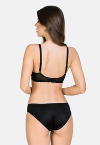 Czarny stanik z koronkowym wykończeniem i regulowanymi ramiączkami, połączony z pasującymi czarnymi majtkami bikini. Gładka tekstura i podstawowy design.