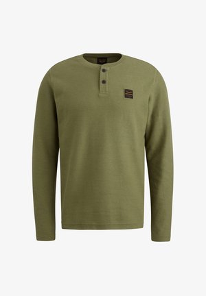 Langärmliges grünes Henley-Shirt aus strukturiertem Stoff, mit Rundhalsausschnitt, drei Knöpfen und einem kleinen Markenetikett auf der Brust.
