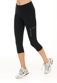 Des capris de sport noirs avec une texture lisse, présentant une poche en maille, des accents réfléchissants et une taille haute pour un meilleur maintien.