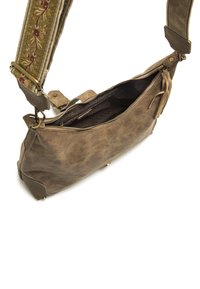 Braune Leder-Crossbody-Tasche mit einem gemusterten grünen Träger. Verfügt über ein mit Reißverschluss versehenes Hauptfach und strukturierte Akzente am Boden.