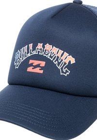 Marinblå keps med böjd skärm, har vit och korallfärgad "BILLABONG" logotekst, samt en strukturerad mesh-bakdel för andningsförmåga.