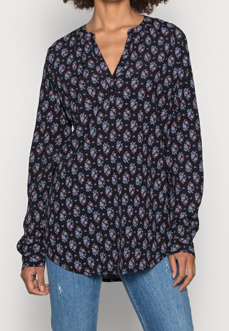 Langärmlige, marineblaue Bluse mit floralem Muster in Rot und Blau, mit V-Ausschnitt und lockerer Passform, aus leichtem Stoff gefertigt.