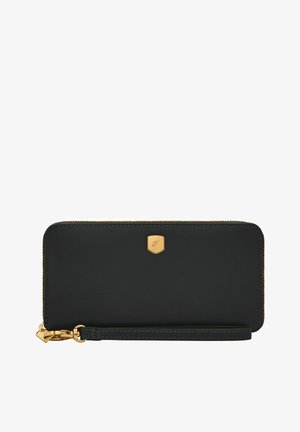 Zwarte leren portemonnee met gouden rits en hardware. Beschikt over een logo-embleem en een polsband, met een elegante rechthoekige vorm.