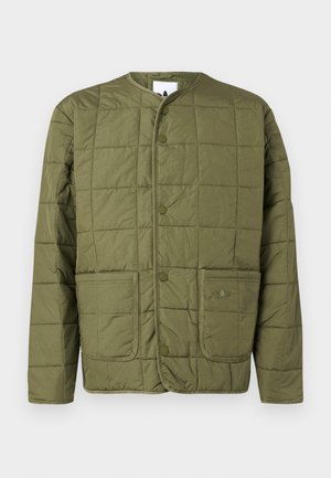 Oliešu zaļā izšūtā jaka, izgatavota no viegla auduma, ar apaļu kakla izgriezumu, spiedpogu aizdari un divām priekšējām kabatām ar logotipu.