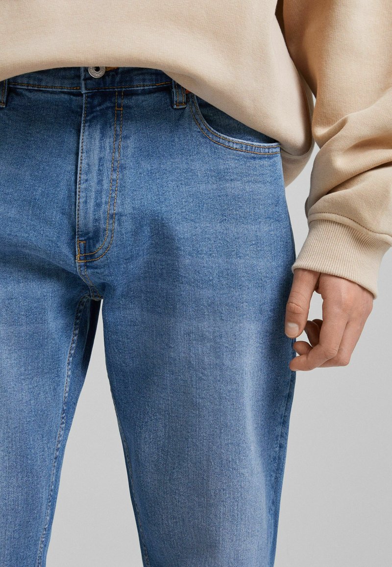 Herren T-Shirts & Polos | Bershka Jeans Straight Leg light blue denim/light-blue denim - DT09500 Herren T-Shirts & Polos | Bershka Jeans Straight Leg light blue denim/light-blue denim - DT09500