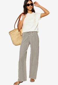 REGULAR FIT - POCKET - Triko s potiskem - white