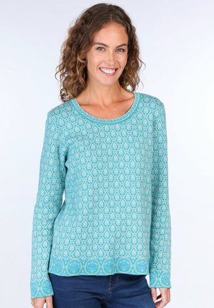 Türkiser Pullover mit langen Ärmeln und einem Blattmuster, mit Rundhalsausschnitt und strukturiertem Stoff, getragen mit blauen Jeans.