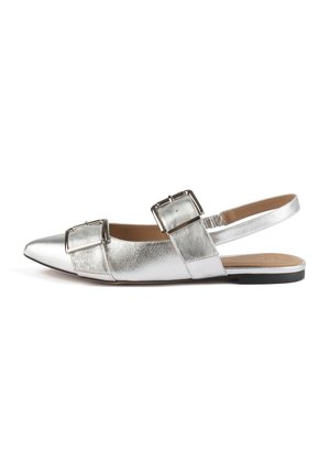 Chaussure plate argentée métallisée à bride arrière, avec bout pointu, deux accents de boucle, texture en cuir lisse, et un talon fin.