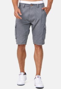 Grå cargo shorts lavet af slidstærkt stof, med flere sidelommer, en knaplukning og et lige ben-design.
