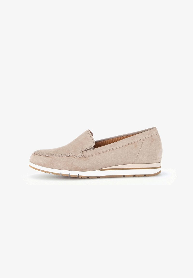 Chaussure beige en daim à enfiler, avec un bout arrondi, des coutures discrètes et une semelle en caoutchouc rayée blanche et beige.