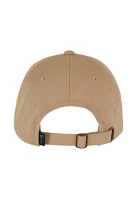 Cappellino da baseball color marrone chiaro con visiera curva, cinturino regolabile e fori di ventilazione sul retro. Tessuto liscio, branding minimal.