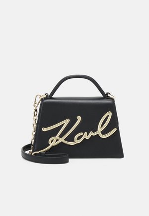Sort struktureret håndtaske lavet af læder, med et guld metal "Karl" logo. Inkluderer en aftagelig kædestrop og topgreb.