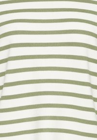 Tissu en maille rayé avec des bandes alternées de vert olive et blanc. Texture douce avec un motif horizontal légèrement décontracté.