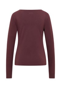 Bordeauxrotes Langarmshirt mit U-Boot-Ausschnitt aus einem glatten Stoff. Mit einem dezenten Markenlogo auf der Rückseite nahe dem Kragen.