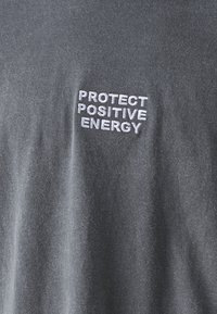 BDG Urban Outfitters POSITIVE ENERGY TEE UNISEX - T-shirt print - charcoal