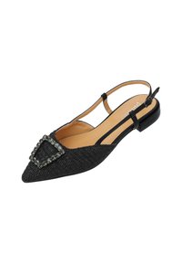 Zapato negro tipo slingback con punta afilada, textura trenzada y un adorno cuadrado embellecido con piedras verdes. Sin tacón, suela plana.