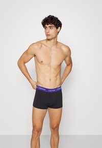 Calvin Klein Underwear LOW RISE TRUNK STRETCH 3 PACK - Bokserit - black