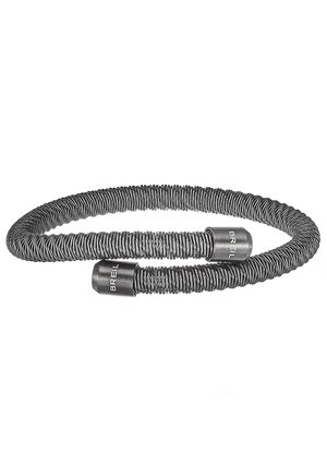 Metaaldraadarmband, opgerolde ontwerp, donkergrijze kleur, gladde textuur met twee afgeronde uiteinden met gravure van merknaam.