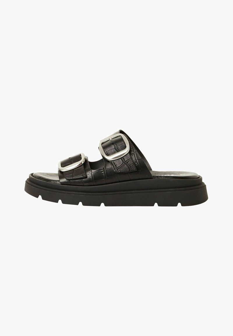 Infradito neri con due ampi cinturini, dotati di grandi fibbie argentate e un motivo testurizzato a coccodrillo sulla parte superiore. Suola in gomma spessa.