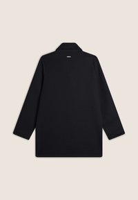Cappotto nero testurizzato con collo a polo, maniche lunghe e taglio dritto. Presenta un'etichetta del marchio discreta sul retro.