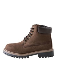 Brauner Wildleder-Stiefelette mit gepolstertem Kragen, Metallösen, schwarzer Gummisohle und kontrastierenden beigefarbenen Steppnähten.